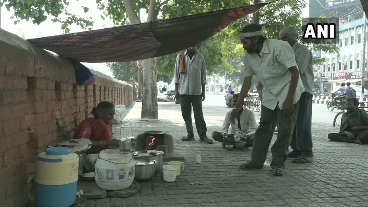 अम्मा मागील १४ ते १५ वर्षांपासून हे काम करत आहे. खास करून मजूर आणि रिक्षा चालक हे अम्माचे मुख्य ग्राहक आहेत. मात्र लॉकडाउनमध्ये बांधकाम आणि सार्वजनिक प्रवासावर बंदी असल्याने ग्राहकांची संख्या कमी झाल्याचे अम्मा सांगतात.  