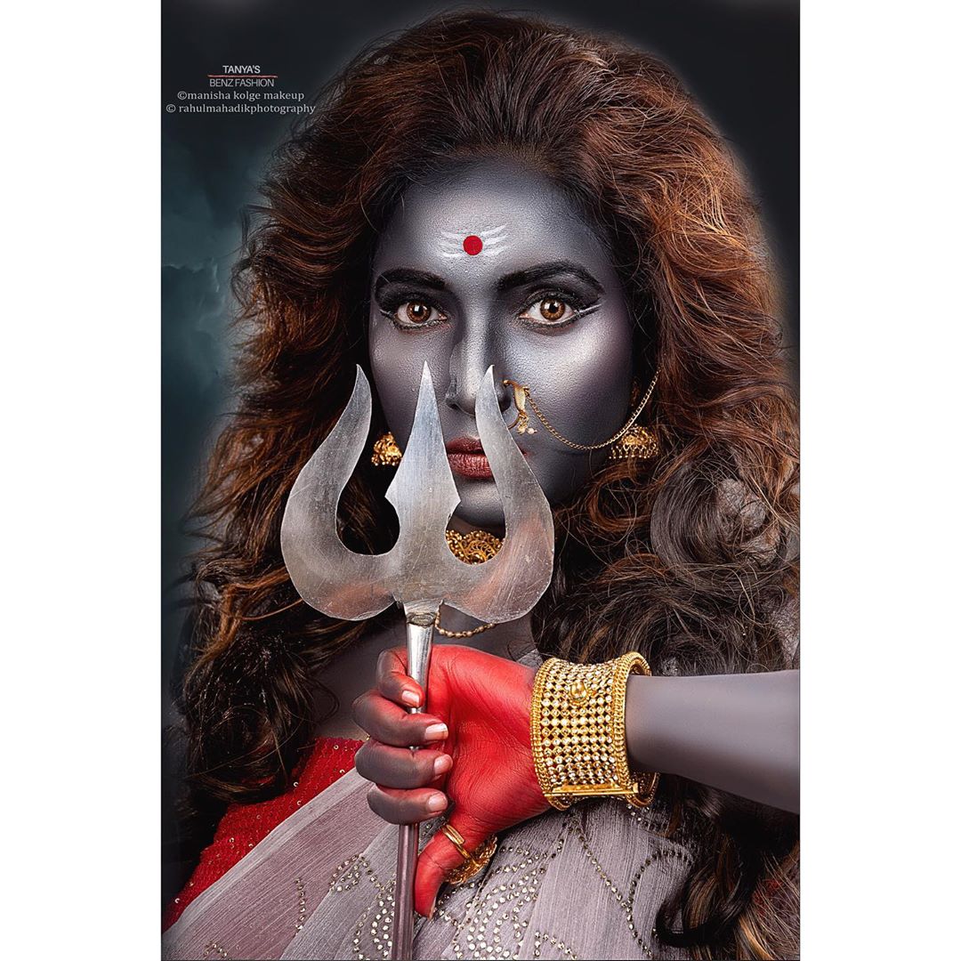 दुर्गा देवीची शक्ती ही प्रत्येक महिलेत असते असं कॅप्शन देत तिने हे फोटो पोस्ट केले आहेत.