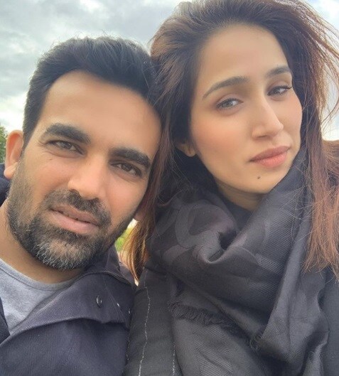 वेबसाइट्सच्या वृत्तानुसार, पहिल्या भेटीत हे दोघंही एकमेकांना पसंत करू लागले होते. दोघांच्या नंतर भेटीगाठी वाढल्या आणि अनेक कार्यक्रमांमध्येही ते एकत्र दिसू लागले. इतकेच नव्हे तर आयपीएल सामन्यांवेळीही सागरिका त्याला पाठिंबा देताना दिसली. (फोटो सौजन्य: instagram/sagarikaghatge वरुन साभार)