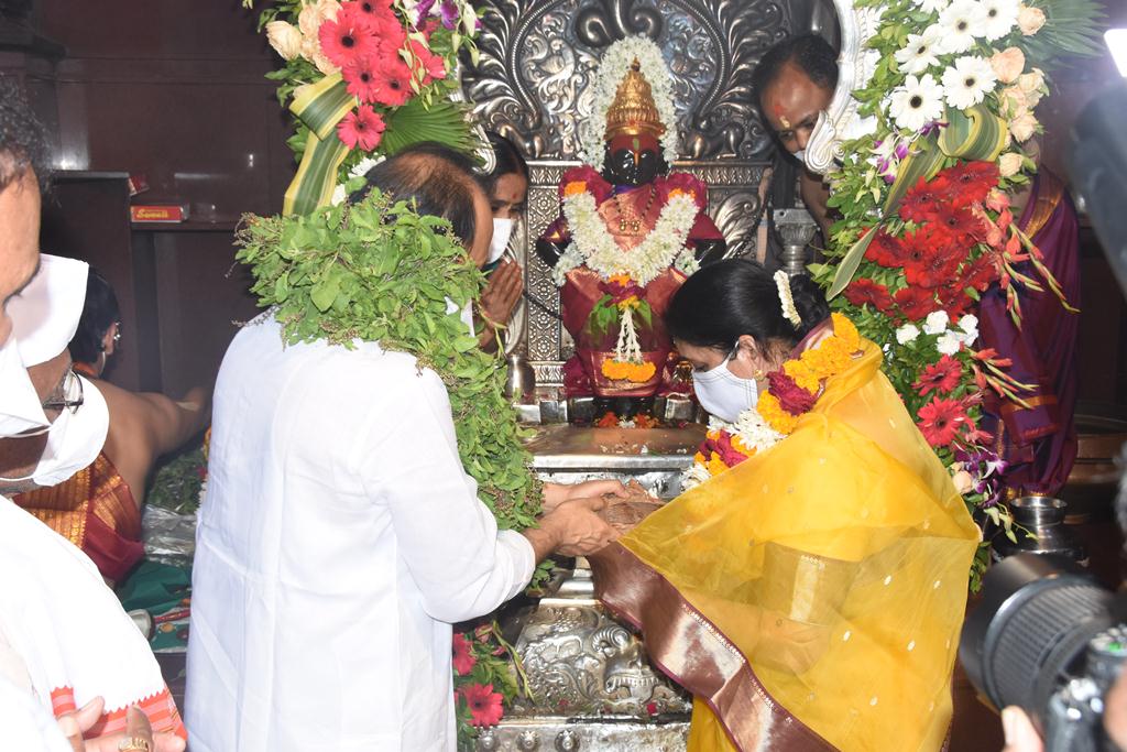 अजित पवारांनी यावेळी आपण अनुदानाचे पैसे जमा झाल्याची ऑर्डर घेऊन आल्याची माहिती देताना आषाढीच्यावेळी दिलेल्या चेकचे पैसे जमा झाले नव्हते ही आमची चूक असल्याचं मान्य केलं.