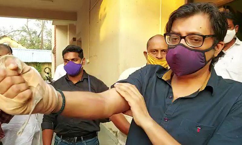 ‘‘न्यायालयीन कोठडी मिळाल्यानंतर लगेचच अर्णब यांनी अलिबाग न्यायालयात अर्ज केला होता. मात्र न्यायालयाने जामिनावरील सुनावणी कधी घ्यायची हे स्पष्ट केलेले नाही. शिवाय गुन्ह्य़ाचे स्वरूप लक्षात घेता प्रकरण सत्र न्यायालयाच्या अखत्यारीत येते. या कायदेशीर अडचणीमुळे अर्ज मागे घेण्यात आला. तसेच थेट उच्च न्यायालयात जामिनासाठी अर्ज केला’’, असे साळवे यांनी सांगितले.