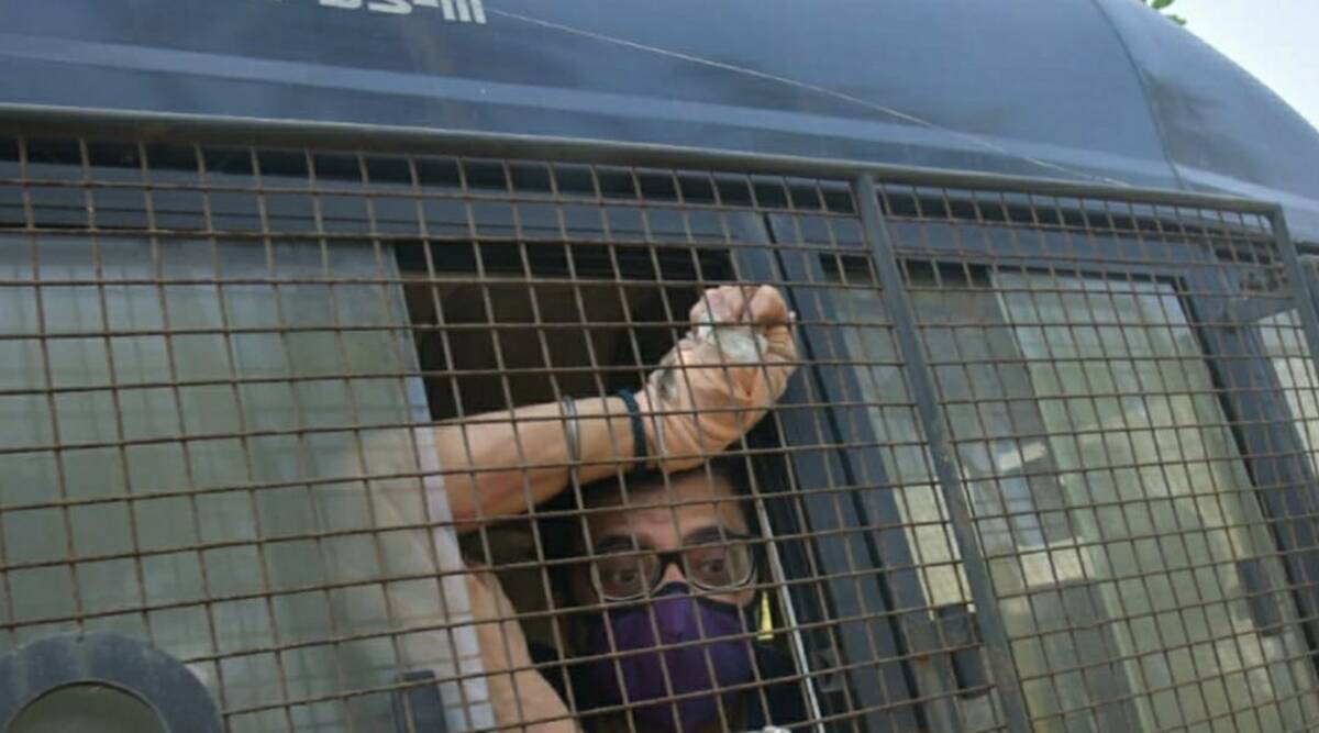 "सर्वोच्च न्यायालयाला सांगा, मला तुरूंगात मारहाण झाली आहे. मला वाटतं की, सर्वोच्च न्यायालयानं या प्रकरणात हस्तक्षेप करावा. मला वाटतं की सर्वोच्च न्यायालयानं माझी मदत करावी," असंही गोस्वामी यांनी म्हटलं आहे.