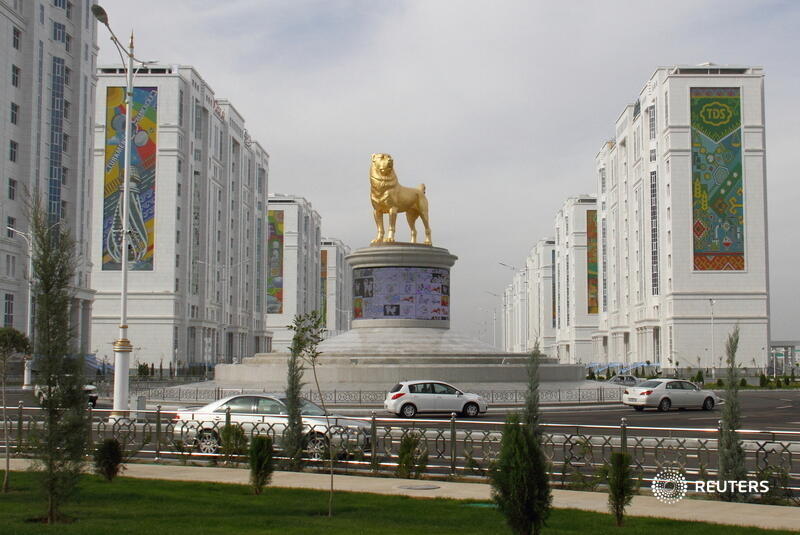तुर्कमेनिस्तानमधील अनेक प्रमुख अधिकारी देशाची राजधानी असणाऱ्या अश्गाबातमधील ज्या परिसरामध्ये राहतात तिथेच हा पुतळा उभारण्यात आला आहे.