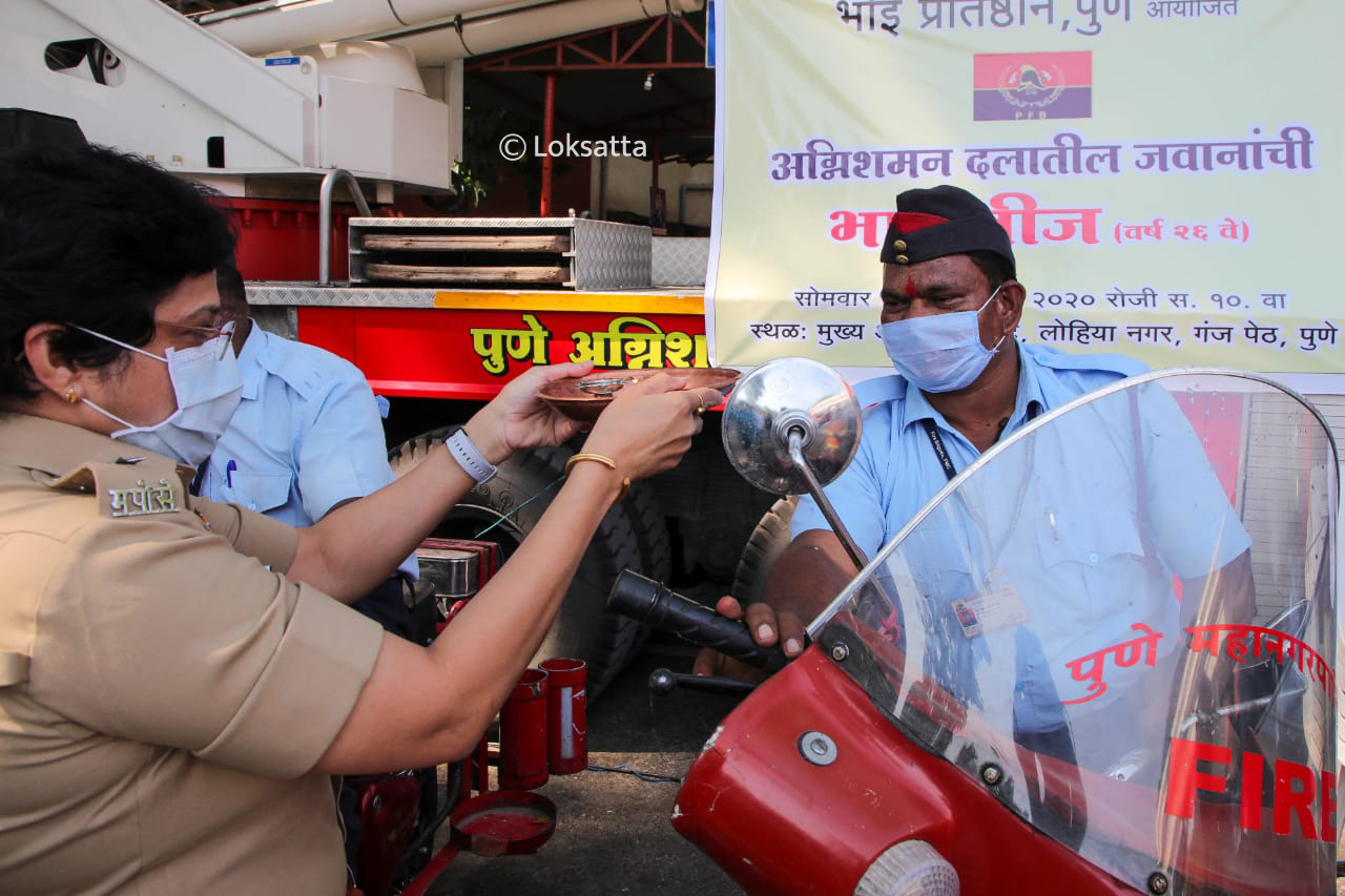 यावेळी महिला पोलीस अधिकाऱ्यांनी देखील अग्निशामाक विभागातील कर्मचाऱ्यांचे औक्षण केले.