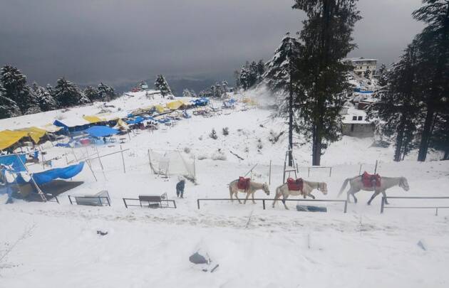 बर्फवृष्टीमुळे मनाली-काजा हा मार्ग बंद करण्यात आला होता. तर किन्नोरसाठी शिमला कादा मार्ग खुला होता. (फोटो - PTI)