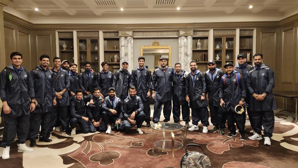 आयपीएलचा तेरावा हंगाम संपुष्टात आला, मुंबई इंडियन्सने दिल्ली कॅपिटल्सवर मात करत स्पर्धेचं विजेतेपदही पटकावलं. यानंतर टीम इंडिया आता ऑस्ट्रेलिया दौऱ्यासाठी सज्ज झाली आहे. सर्व भारतीय खेळाडू युएईत Bio Secure Bubble मध्ये आले असून ते बुधवारी ऑस्ट्रेलियाला रवाना झाले आहेत. (सर्व फोटो सौजन्य - BCCI)