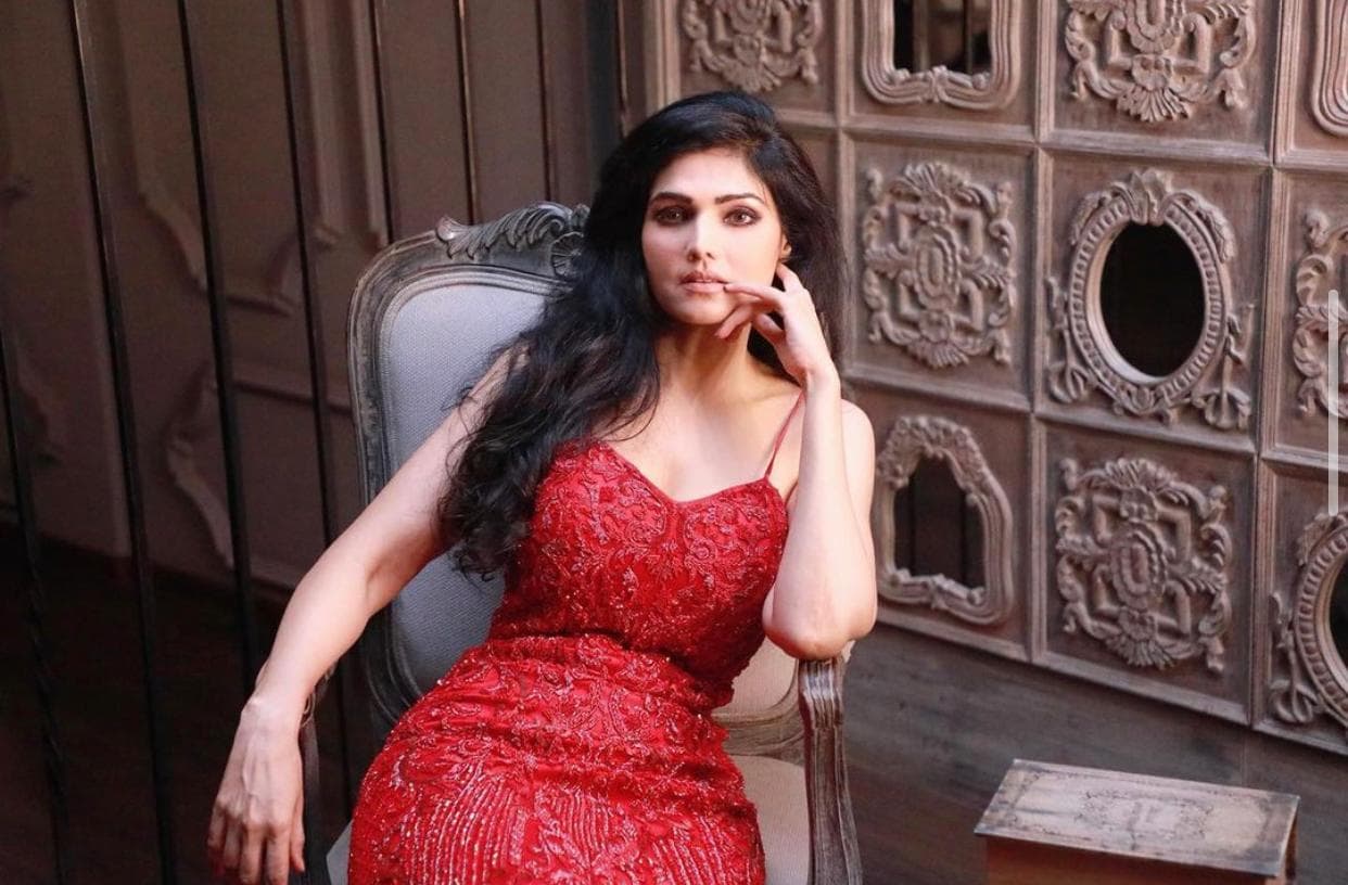 ती सोशल मीडियावर फार सक्रिय असते. अनेकदा ती आपले फोटो आणि व्हिडीओ आपल्या इन्स्टाग्राम अकाऊंटवरून शेअर करत असते.