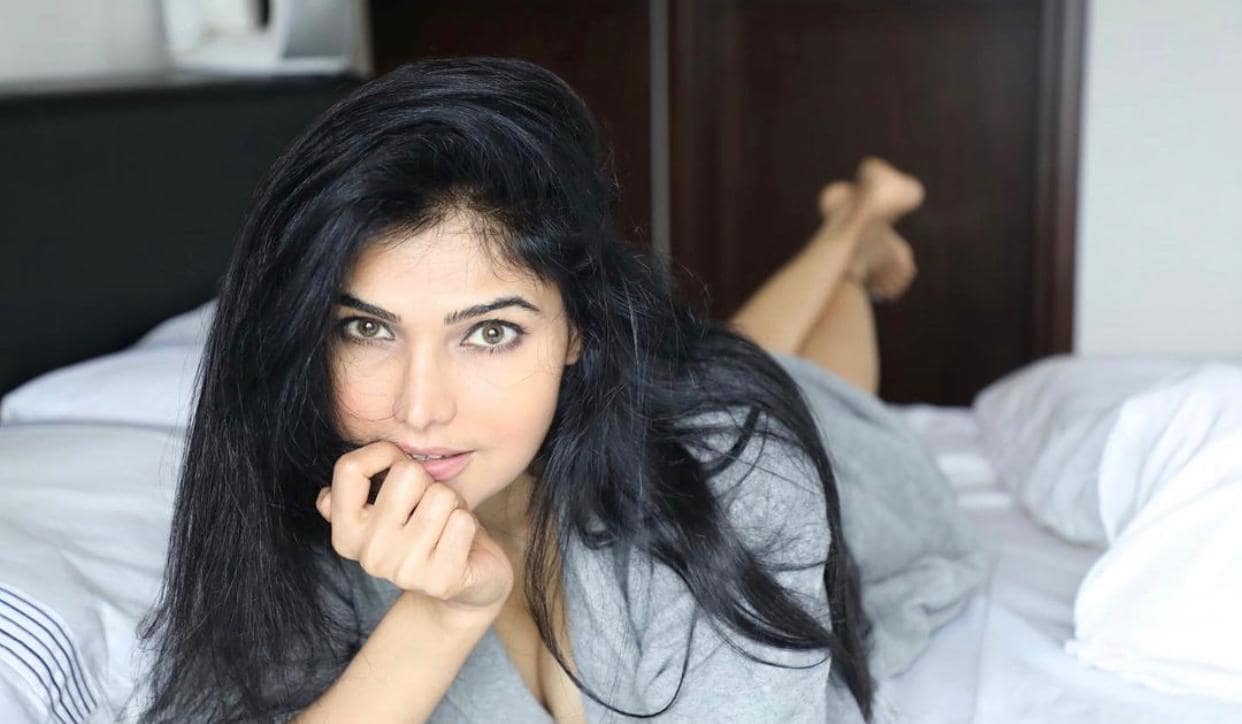 हॉटनेसच्या बाबतीत तृप्तीपुढे मलायका अरोरा व कतरिना कैफसुद्धा फिक्या पडतील.