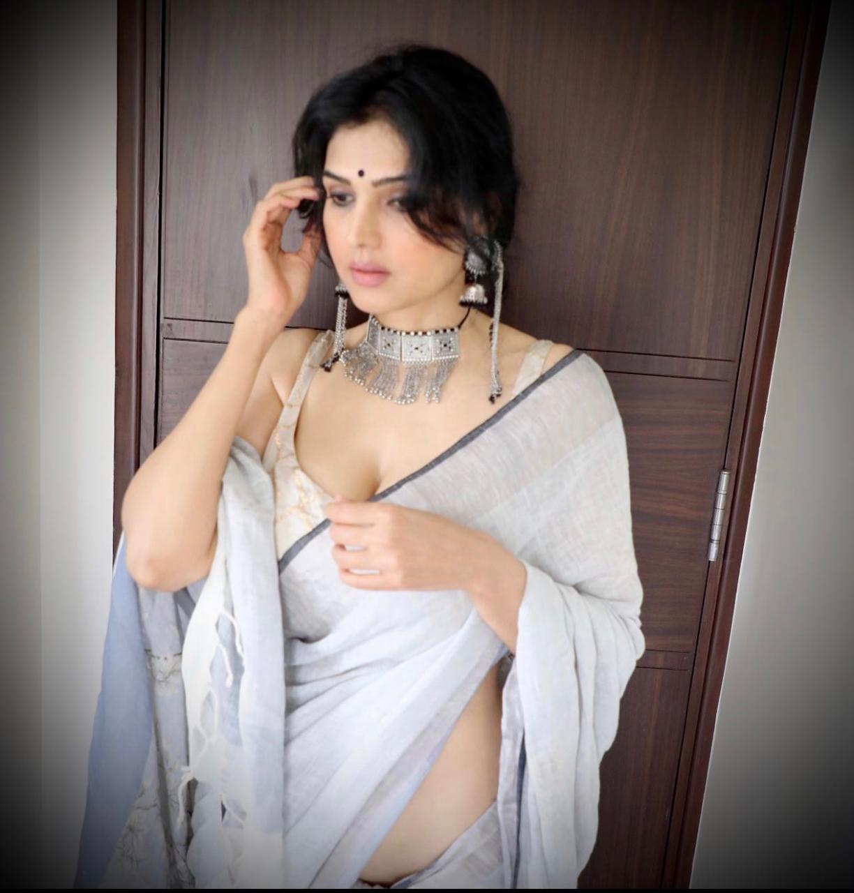 सोशल मीडियावरील तिच्या फोटोंमध्ये ग्लॅमरस व तितकाच बोल्ड अंदाज पाहायला मिळतो.