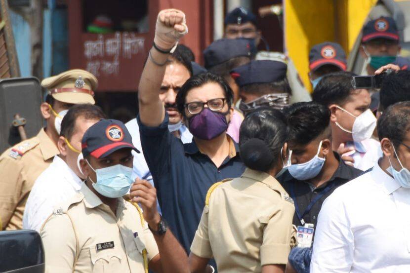 अर्णब गोस्वामी व अन्य दोन आरोपींनी अटकेला आव्हान देत मुंबई उच्च न्यायालयात याचिका केलेली आहे. या याचिकेवरील निकाल न्यायालयानं ९ नोव्हेंबरपर्यंत राखून ठेवला आहे.