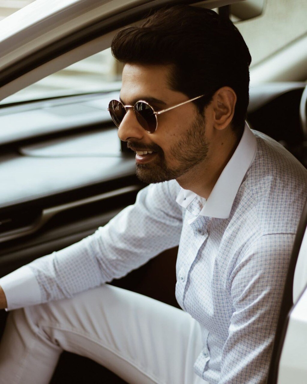 “एकीकडे स्त्री शक्ती, सन्मानाच्या गोष्टी करता आणि दुसरीकडे ही कसली भाषा? तुमची टीका वाचून लाज वाटली" असे आरोहने म्हटले आहे.