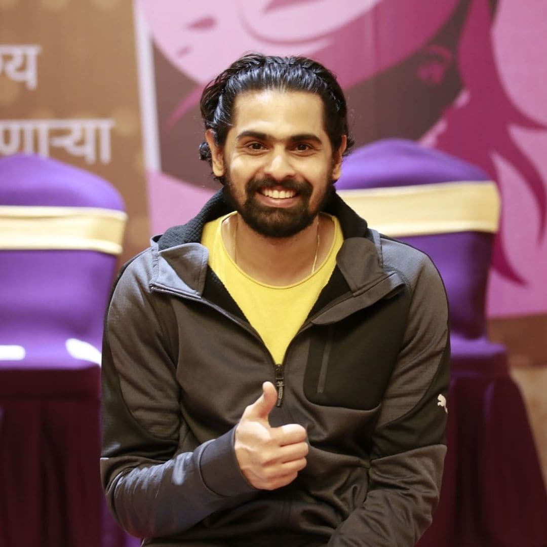 “मला बिग बॉस हा शो खूप आवडतो. त्यामुळे जेव्हा बिग बॉसच्या घरात जाण्याची संधी आली तेव्हा मी लगेच ती स्विकारली. आम्ही कलाकार म्हणून जेव्हा काम करतो. तेव्हा माणूस म्हणून कसे आहोत, हे चाहत्यांना माहित नसते. बिग बॉस हा एकुलता एक शो आहे, ज्यामुळे माणूस म्हणून आम्ही कसे आहोत, हे २४ तास कॅमे-यासमोर राहून प्रेक्षकांपर्यंत पोहोचू शकते. कारण इथे जसं दिसतं तसंच असतं,” असं आरोहने सांगितलं होतं.