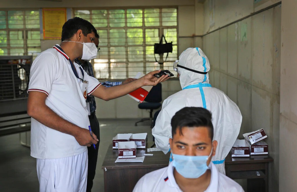 प्लाझ्मा जेट ही पद्धत केवळ वस्तूंच्या माध्यमातून करोनाचा फैलाव थांबवण्यासाठी वापरता येणार आहे. त्यामुळेच लस आणि प्लाज्मा जेट या दोन पूर्णपणे वेगळ्या गोष्टी असल्याचे स्पष्ट करण्यात आलं आहे. प्लाझ्मा जेट हे केवळ निर्जीव वस्तूंवर वापरण्यासाठी तयार करण्यात आलं आहे. (सर्व फोटो प्रातिनिधिक आहेत.) 