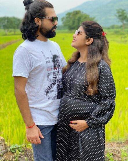 धनश्री आई होणार असून सोशल मीडियावर नुकतीच तिने ही गुड न्यूज दिली. तिने बेबी बंपसह फोटोशूट केलं असून त्याचे फोटोसुद्धा सोशल मीडियावर पोस्ट केले आहेत.