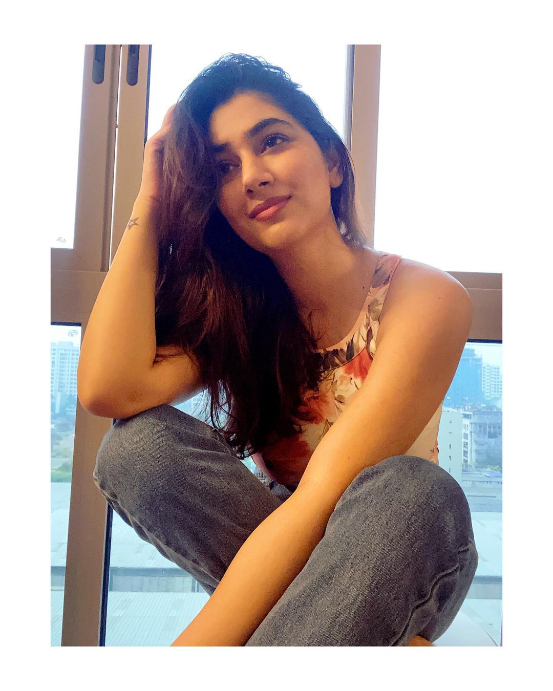 दिशा अनेकदा तिचे हटके फोटो शेअर करत असते.