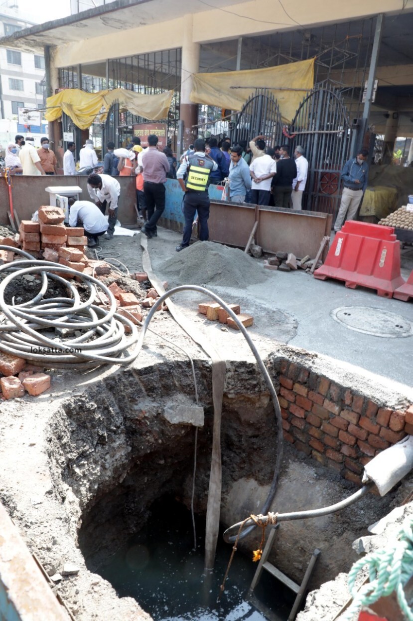 बुधवारी या ठिकाणी कामगारांनी खोदकाम सुरु केल्यानंतर अवघ्या दहा मीटर अंतरापासून प्राण्यांची हाडं सापडू लागली. त्यानंतर कामगारांनी काळजीपूर्वक खोदकाम करत अनेक अवशेष बाहेर काढले.
