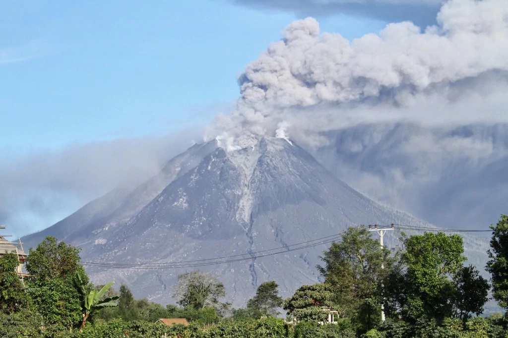सध्या इंडोनेशियामध्ये जगातील सर्वाधिक सक्रिय ज्वालामुखी आहेत. इंडोनेशियामध्ये १३० सक्रिय ज्वालामुखी आहेत. या ज्वालामुखींमधून लाव्हा रस आणि विषारी वायू बाहेर पडतात.