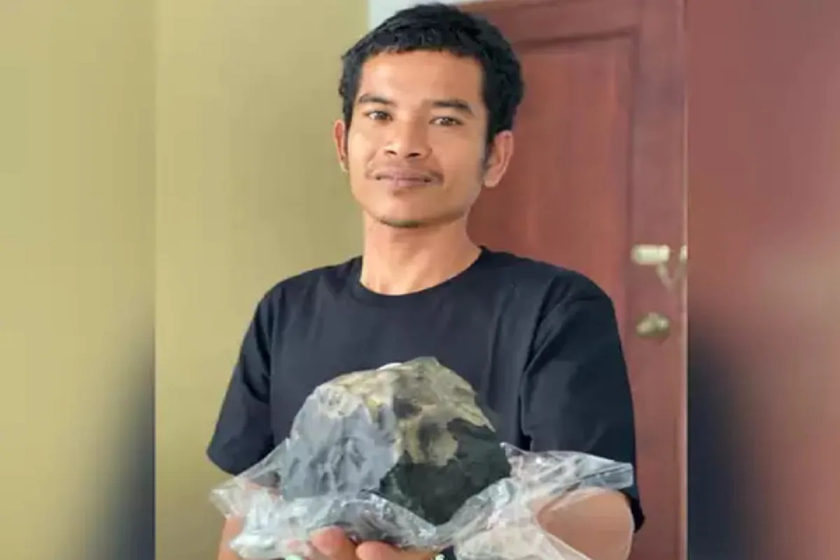 इंडोनेशियामध्ये शवपेट्या बनवण्याचा व्यवसाय करणाऱ्या ३३ वर्षीय जोसुआ हुतागलुंग नावाची व्यक्ती अवघ्या काही मिनिटांमध्ये कोट्याधीश झालीय. जोसुआच्या घरात आकाशातून एक अनमोल ऐवज पडला आणि तो १० कोटींचा मालक झाला. जोसुआच्या घरात एक उल्कापिंड पडला. या उल्कापिंडाचा अभ्यास करण्यात आला असता हा साडेचार अरब वर्ष जुना दुर्मीळ उल्केचा भाग असल्याचे लक्षात आलं. या उल्कापिंडाची किंमत १.३ मिलियन पाउंड इतकी असल्याचे सांगण्यात येत आहे. (सर्व फोटो सोशल मिडियावरुन साभार) 