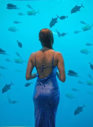 काजोलने शेअर केलेल्या फोटोंमध्ये समुद्राचं निळंशार पाणी आणि मासे दिसत आहे.