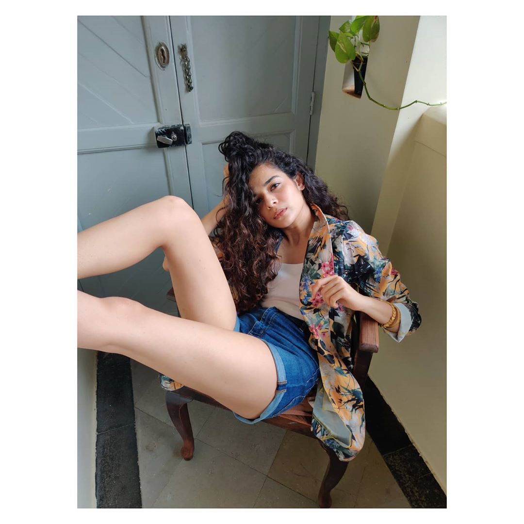 ती बऱ्याचवेळा येथे बसून पुस्तके वाचताना दिसते.