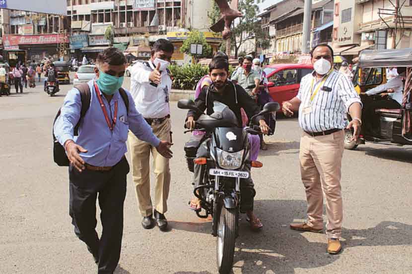 करोनाच्या पार्श्वभूमीवर रविवार कारंजा येथे महापालिका-पोलीस यांच्यामार्फत सुरू असलेली कारवाई.