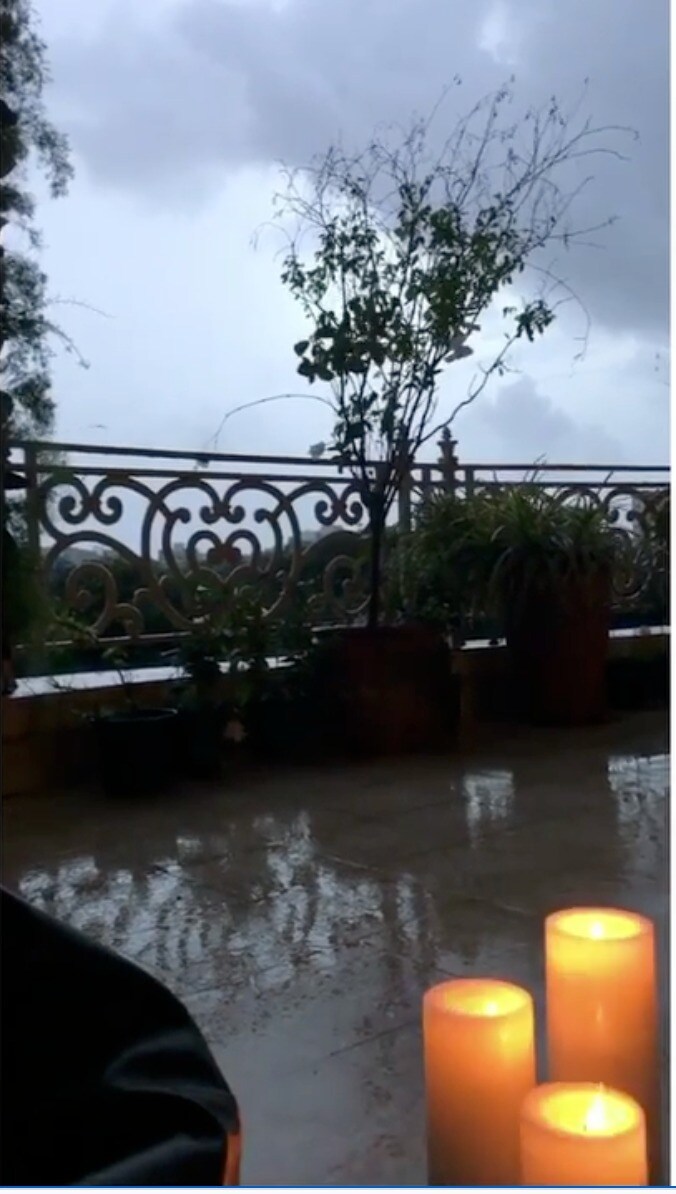 ती बराच वेळा येथे वेळ घालवताना दिसते.