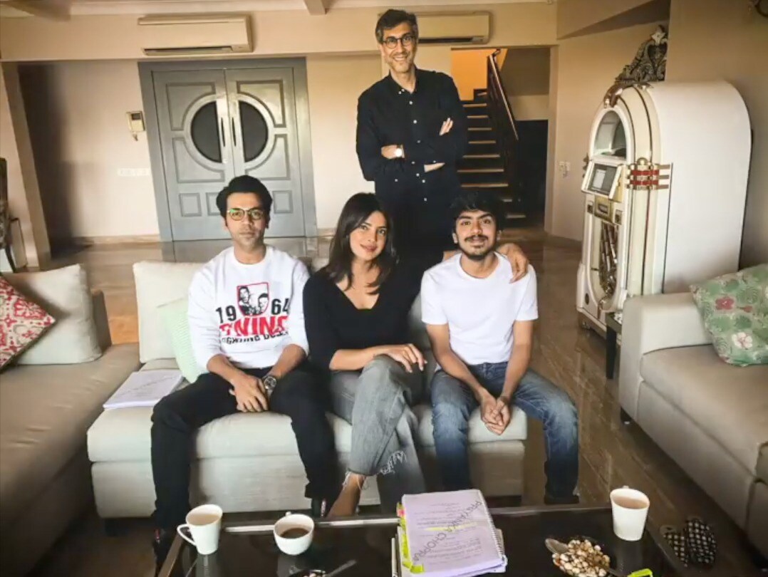 तिने संपूर्ण घरात पांढऱ्या रंगाचे फर्निचर केले आहे.