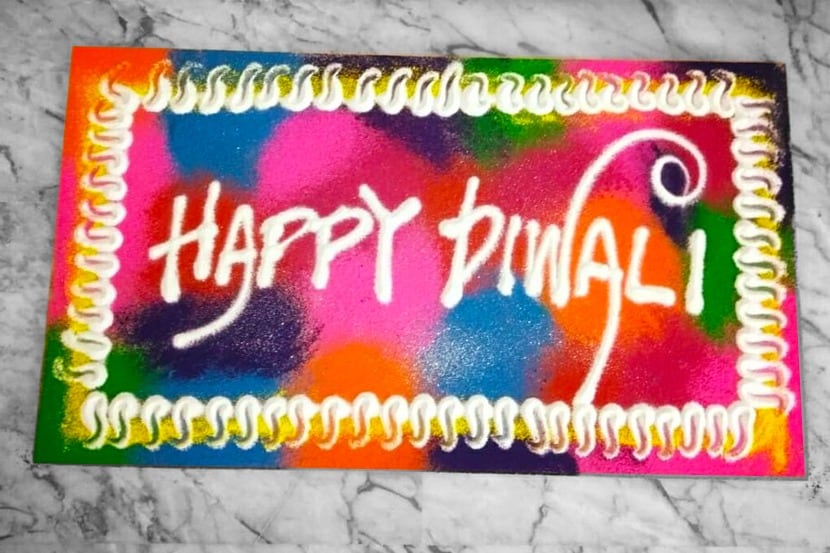 Diwali Rangoli Designs 2020 Images, Photos: यंदा अन्य उत्सवांप्रमाणे दिवाळीवरही करोनाचं सावट आहे. एकमेकांच्या भेटीगाठी, बाहेर मनसोक्त फिरणं हे जरी शक्य नसलं तरी घरात सजावट, कंदिल, रागोळी यांसारख्या गोष्टींपासून तरी आपण दूर राहणार नाही. रांगोळी ही दिवाळीतली सर्वांची आवडती सजावट. चला आपण पाहूया काही साधे, सोपे आणि नवे रांगोळीचे डिझाईन्स.
