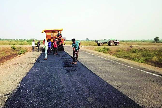 मालेगावातील नियोजित पश्चिम क्षेत्र औद्योगिक वसाहतीत रस्त्यांची सुरू असलेली कामे.