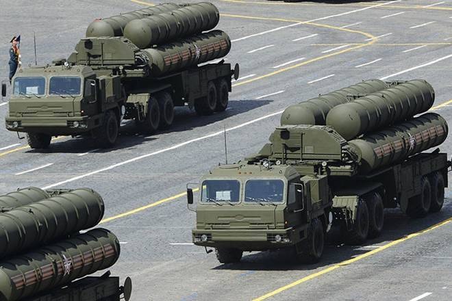 शत्रूची शक्तिशाली बॅलेस्टिक मिसाइल, फायटर विमाने हवेतच नष्ट करण्याची क्षमता या सिस्टिममध्ये आहे. रशियाने विकसित केलेल्या एस-४०० ट्रायम्फ मिसाइल सिस्टिमला नाटोने एसए-२१ ग्रोलर असे नाव दिले आहे.