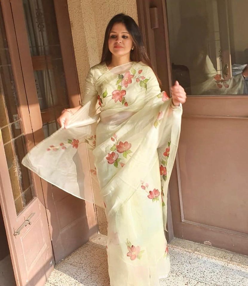 आयपीएल असो किंवा आंतरराष्ट्रीय क्रिकेट सामने कॅमेऱ्याने लक्ष नेहमीच साक्षीकडे असते. प्रेक्षक गॅलरीतून ती नेहमीच नवऱ्याला अर्थात एम.एस.धोनीला पाठिंबा देताना दिसते.