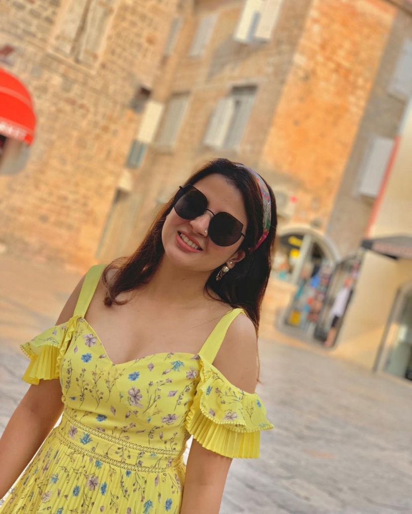 फार कमी जणांना माहित असेल, साक्षीने हॉटेल मॅनेजमेंटचे शिक्षण घेतले आहे. साक्षी आणि धोनी दोघे परस्परांना लहानपणापासून ओळखत होते. पण त्यावेळी ते प्रेमात पडले नाहीत.