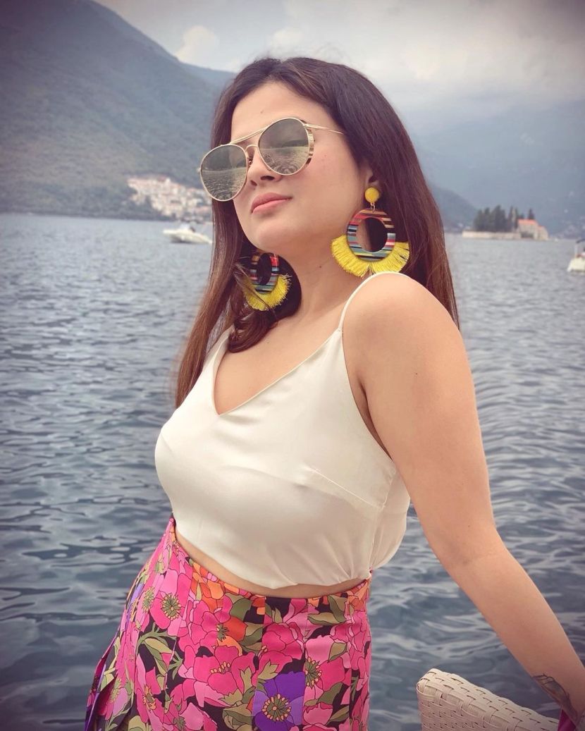 योग्य वयात आल्यानंतरच त्यांचा प्रेमाचा सूर जुळला. इंडिया टुडेने दिलेल्या वृत्तानुसार धोनी आणि साक्षीचे वडिल एकाच कंपनीत नोकरीला होते.
