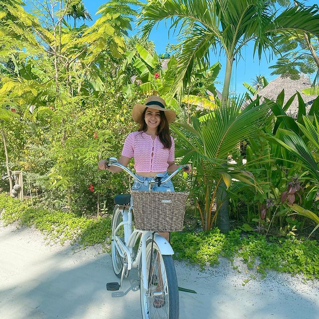 समंथाने मालदीवमध्ये सायकल देखील चालवली आहे.