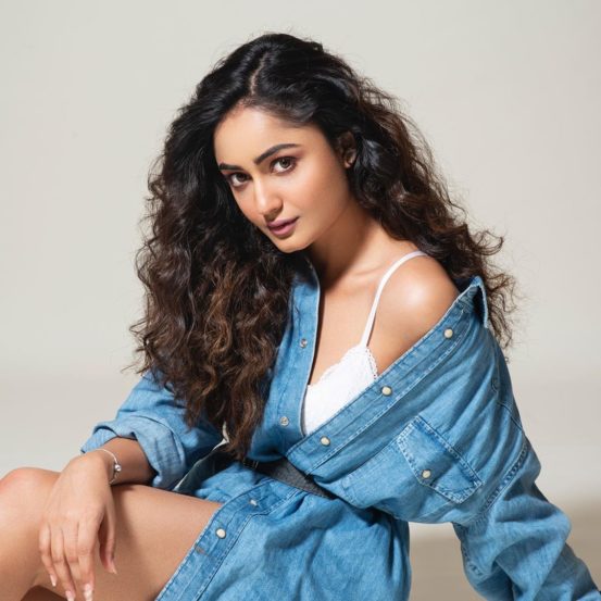 बॉबी देओलने या वेबसीरीजमध्ये मुख्य भूमिका साकारली आहे. त्याच्यासोबत अनुप्रिया गोएंका, दर्शन कुमार, आदिती पोहनकर आणि त्रिधा चौधरी असे कलाकार आहेत.