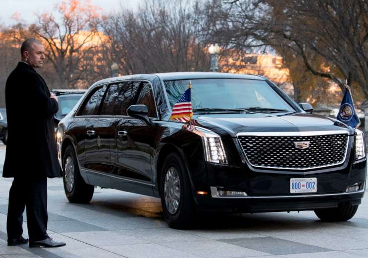 अमेरिकन राष्ट्राध्यक्षांची मुख्य गाडी ही बुलेटप्रुफ आणि बॉम्बप्रुफ आहे. या गाडीला द बीस्ट्स असं म्हणतात. राष्ट्राध्यक्षांच्या गाडीसोबत मोठा ताफा असतो यामध्ये अनेक सुरक्षारक्षकांचा समावेश असतो.   