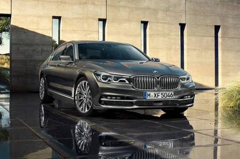 Vogue magazineने अनुष्का शर्माला BMW 7 Series ही गाडी गिफ्ट दिली आहे.