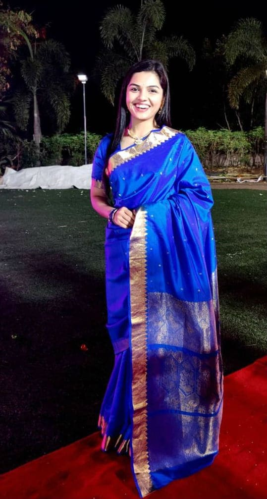 आर्याने चेन्नई सिल्क साडी परिधान केल्याचं तिने हॅशटॅगमधून सांगितलं. तसेच साडीबद्दल तिला प्रचंड प्रेम असल्याचंही तिने स्पष्ट केलं.