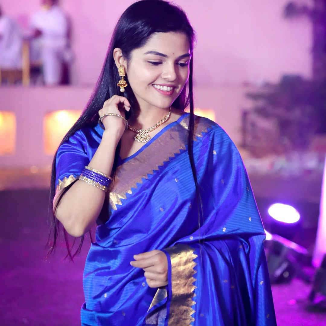 आर्याचे निळ्या साडीतील अप्रतिम फोटो तिच्या वडिलांनी आणि snapstories_mayurparakh यांनी क्लिक केल्याचे तिने कॅप्शनमध्ये सांगितलं.