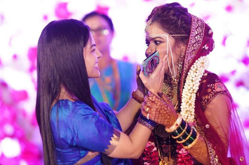 आर्याने आपल्या इन्स्टाग्राम अकाऊंटवर निळ्या रंगाची साडी परिधान केलेला सुंदर फोटो पोस्ट केला.