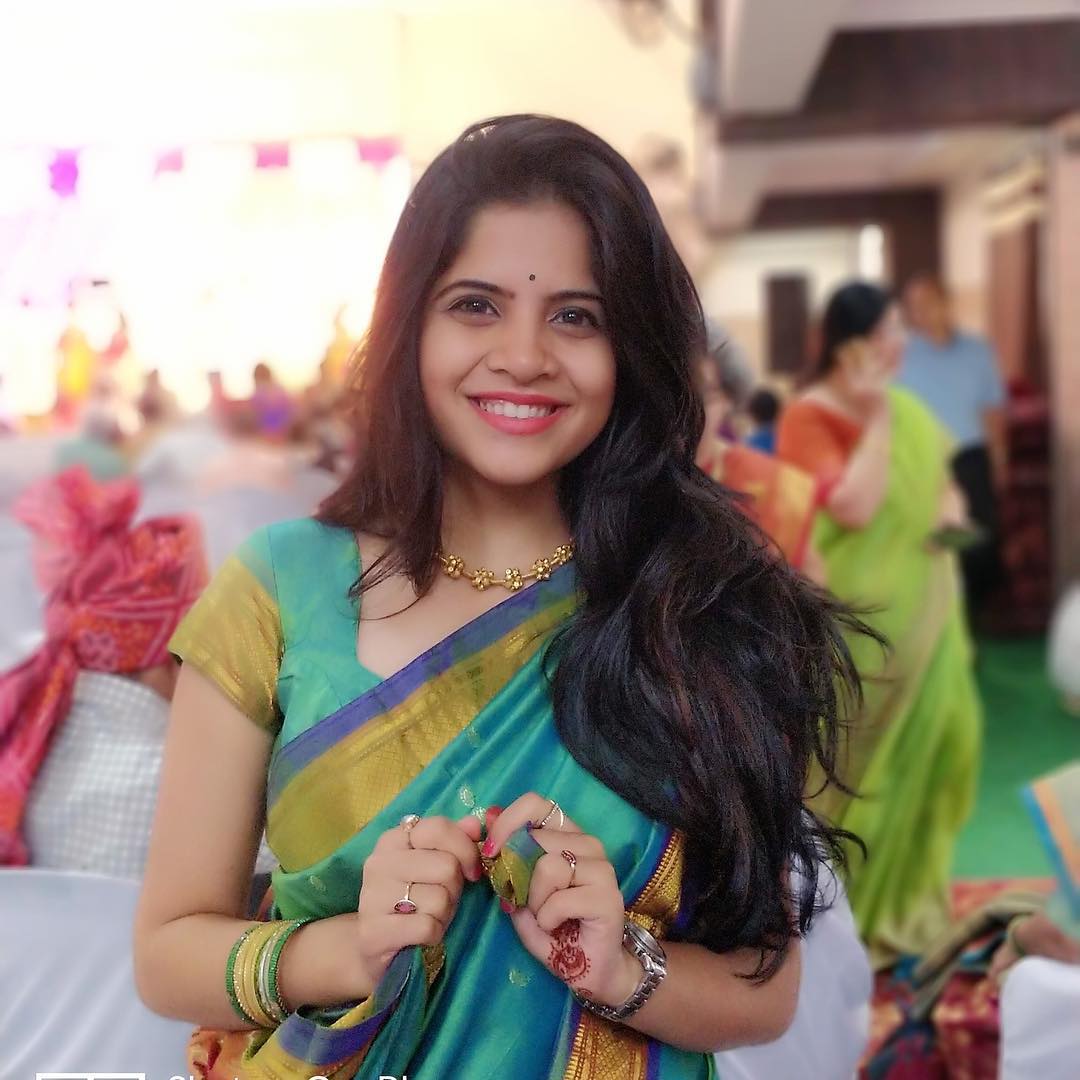 चित्रपट आणि मराठी मालिकांमध्ये ती बहुतांश वेळा साडी किंवा पंजाबी ड्रेसमध्ये दिसली.