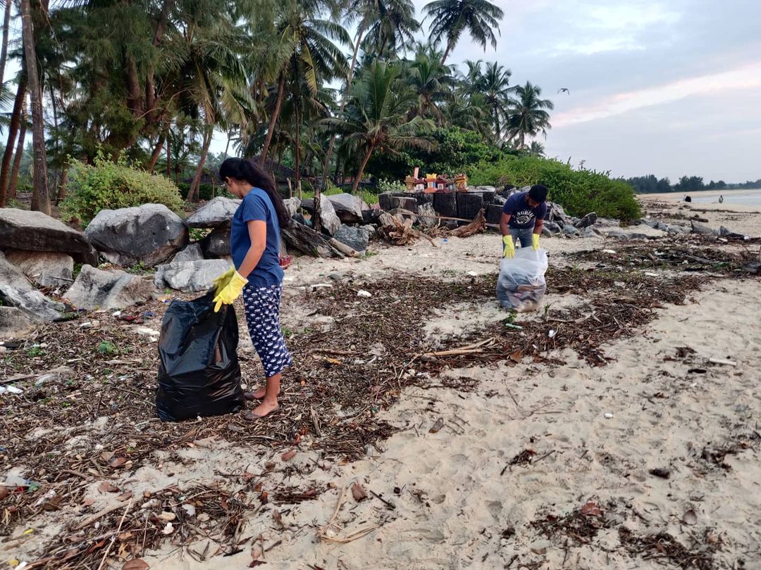 अनुदीप आणि मिनुषाने समुद्र किनारा साफ करण्याचा निर्णय घेतल्यानंतर त्यांनी यासाठी लागणाऱ्या काही मूळ गोष्टी विकत घेतल्या. यामध्ये ग्लोव्हज, कचऱ्याच्या पिशव्या, झाडू यासारख्या गोष्टींचा समावेश होता.