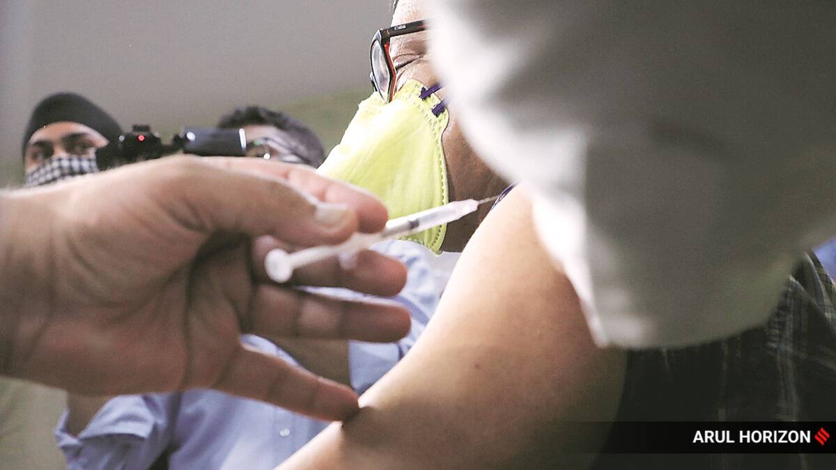 स्वीडन... या देशातही करोनाचा नवा प्रकार आढळून आला आहे. ब्रिटनमधून आलेल्या एका प्रवाशाला नवीन करोनाचं संक्रमण झाल्याचं चाचणीतून दिसून आलं आहे. या प्रवाशाला तातडीने विलगीकरणात ठेवण्यात आलं आहे. (छायाचित्रं सौजन्य/indian express)