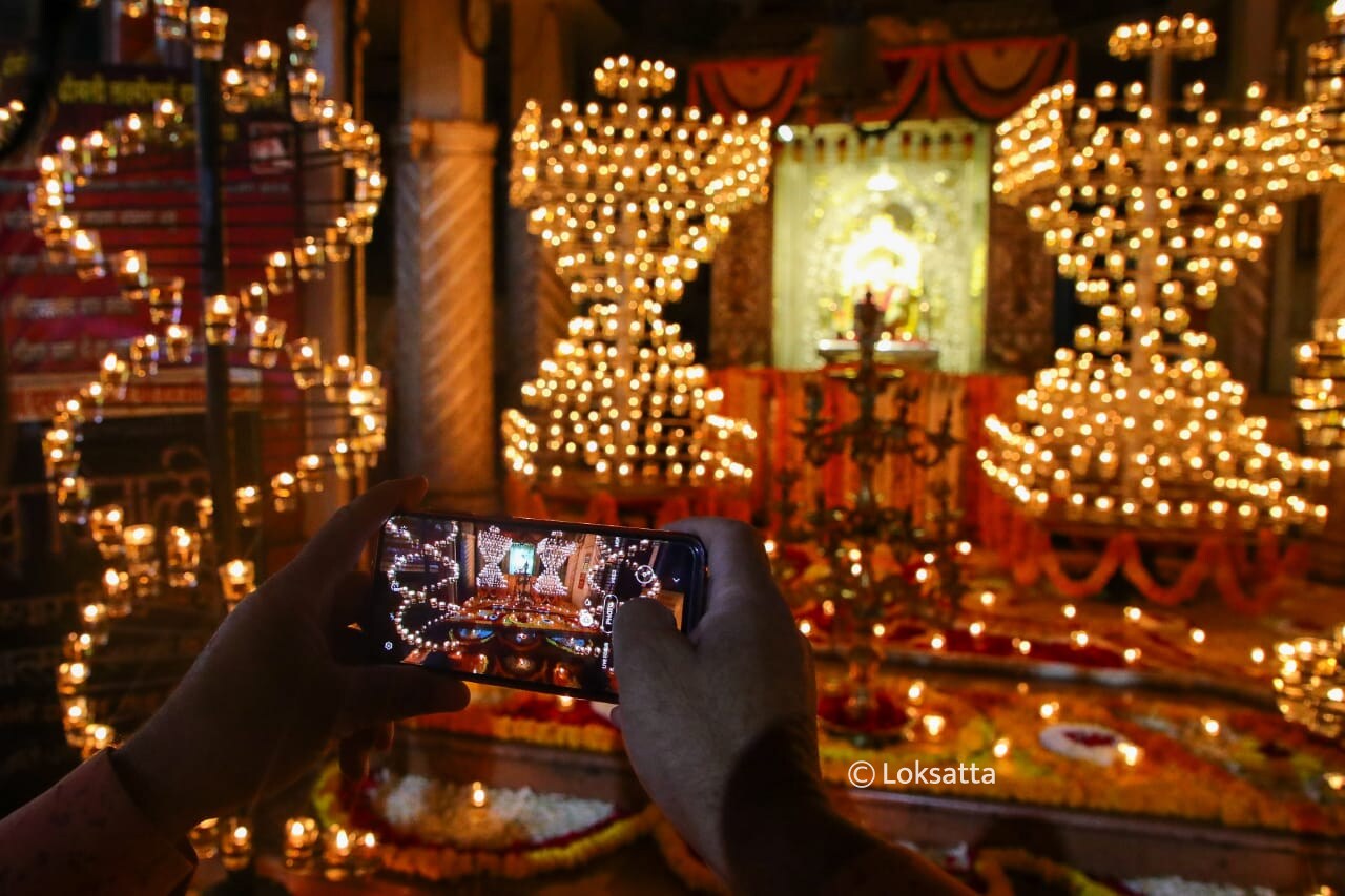 देव दिवाळी निमित्त काल(मंगळवारी) सायंकाळी पुण्यातील श्री दत्त मंदिरात १ हजार १११ दीप प्रज्वलित करण्यात आले होते. (सर्व छायाचित्र - आशिष काळे)