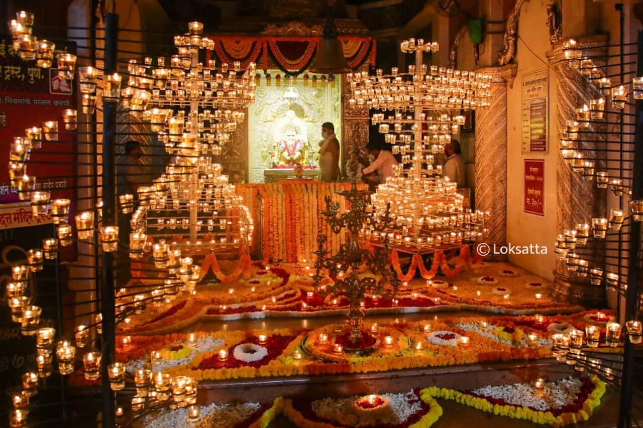 असंख्य दिव्यांच्या प्रकाशात मंदिर अगदी झगमटून गेले होते.