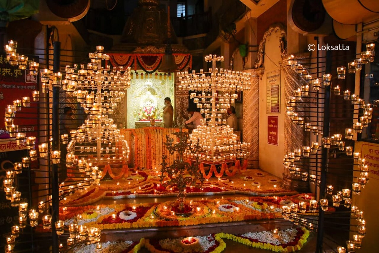 भाविकांनी देखील हे दृश्य डोळ्यात साठवण्यासाठी मंदिरात गर्दी केल्याचे दिसून आले.