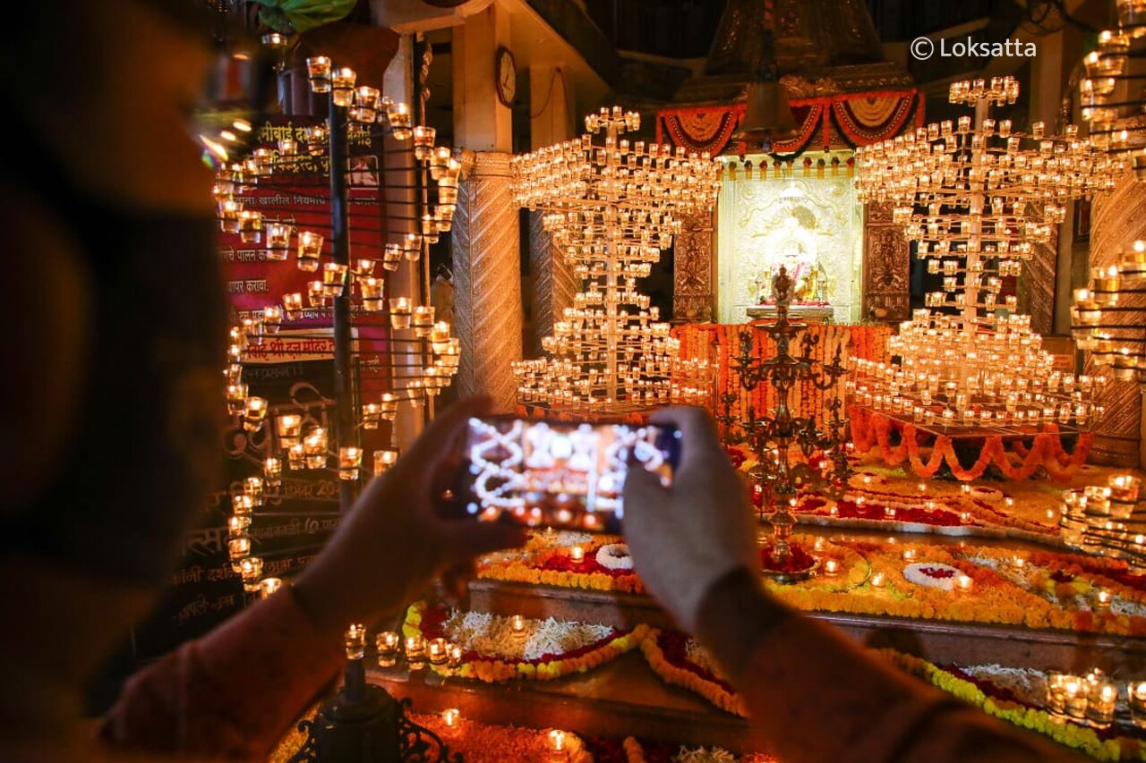 या दिव्यांची अतिशय आकर्षक पद्धतीने मांडणी करण्यात आल्याने डोळ्यांचे पारणे फेडणारे हे दृश्य होते.