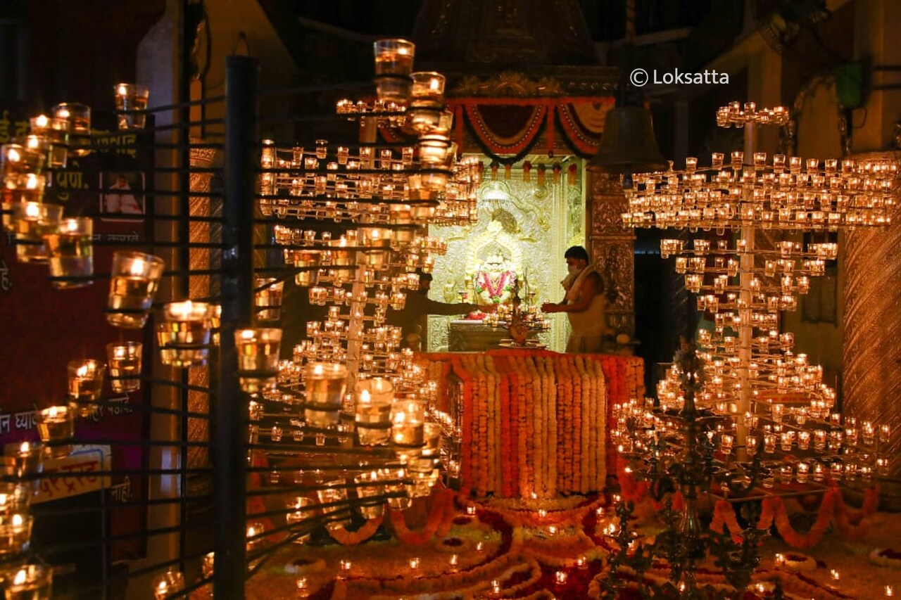 करोना लॉकडाउनच्या काळात बंद असलेली मंदिरं आता उघडण्यात आली असल्याने, भाविक देखील मंदिरांमध्ये गर्दी करत आहेत.