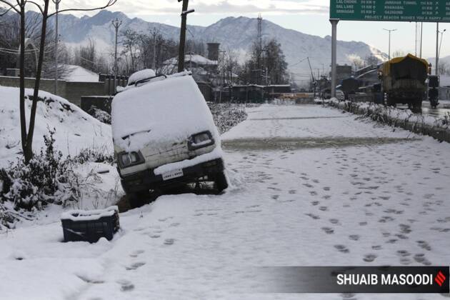 जम्मूमध्ये मध्यम पाऊस, तसेच काश्मीरमध्ये पावसासह हिमवृष्टीचा अंदाज हवामान खात्याने वर्तविला आहे.