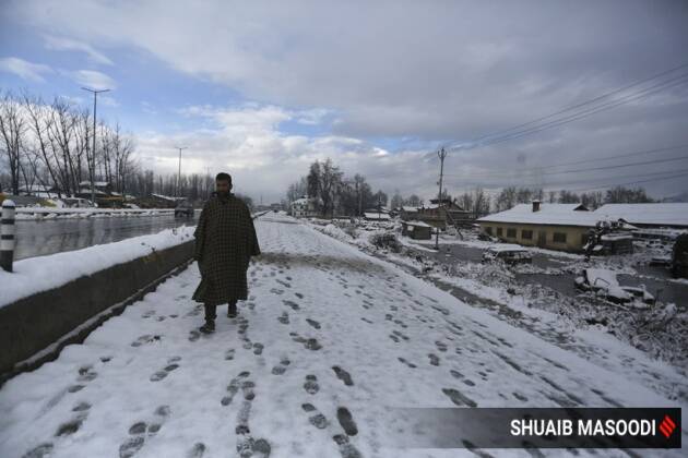 काश्मीरमधील गुलमर्ग आणि पहलगाम येथे उणे शून्य तापमानाची नोंद झाली आहे.
